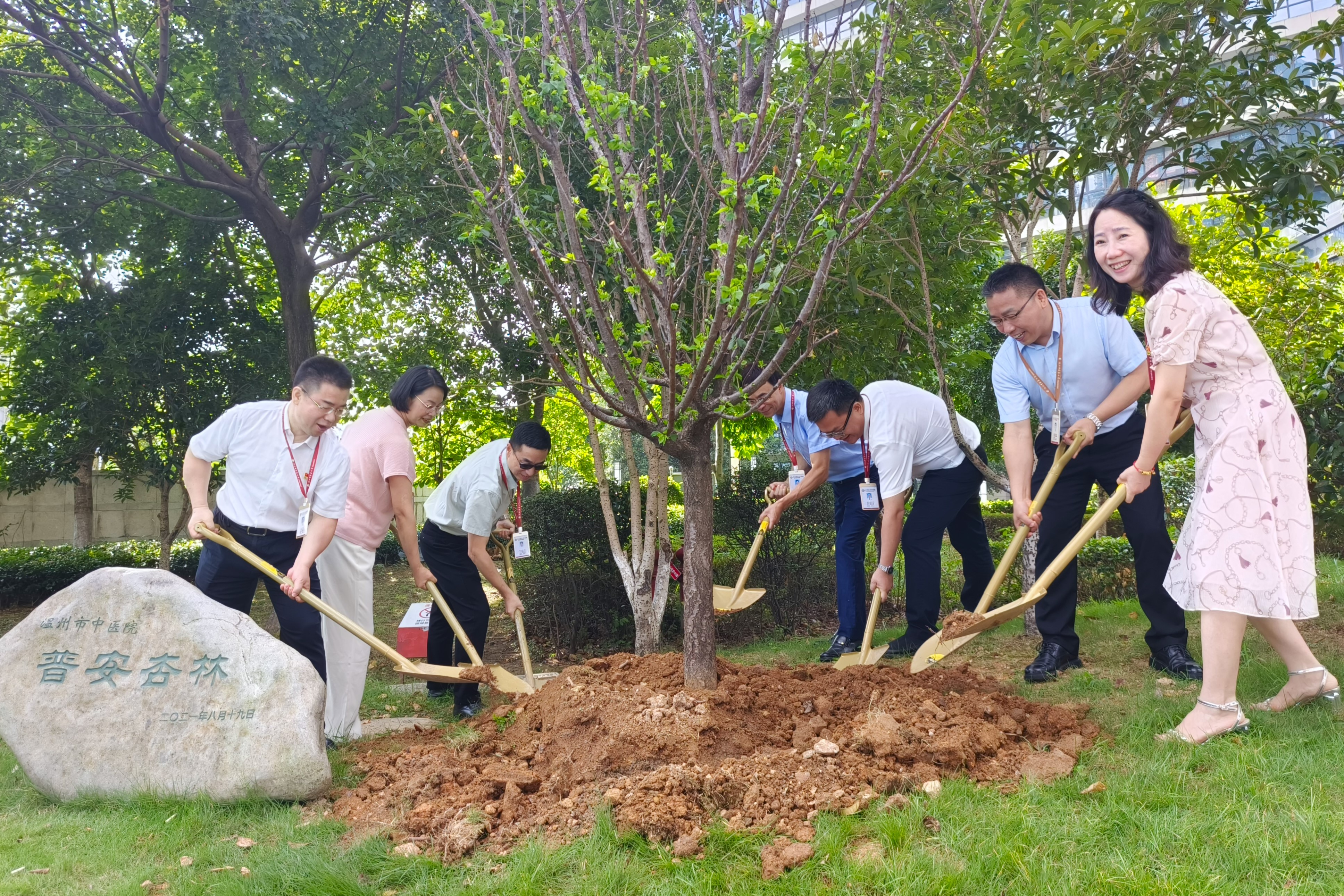 7植树1.jpg 7植树1.jpg