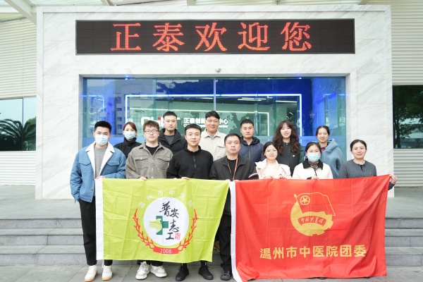 普安职工&团旗 合照.JPG